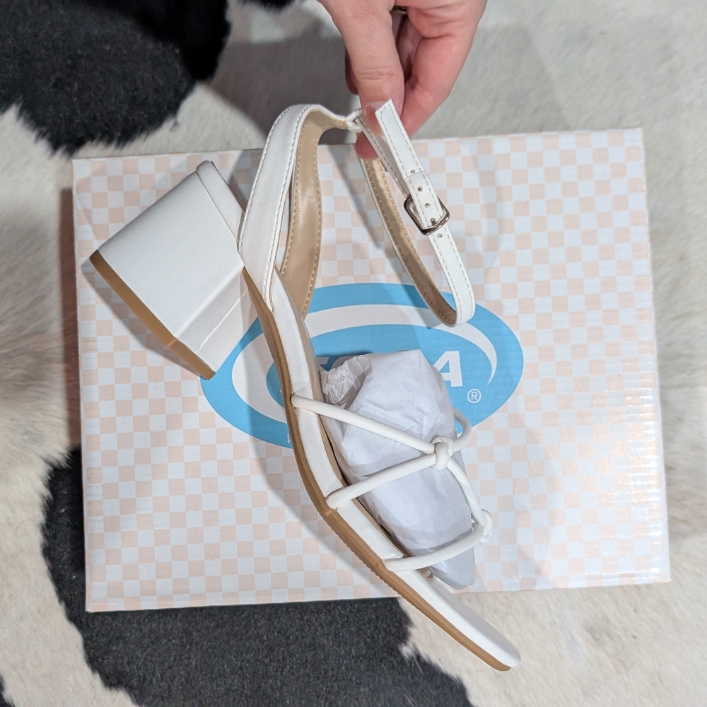 Soda 8 heels NWT white